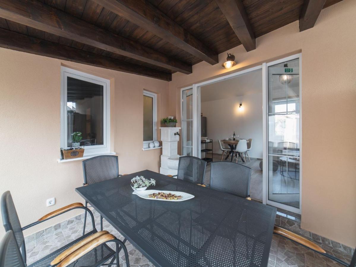 Apartment Fiora Kastela Bagian luar foto