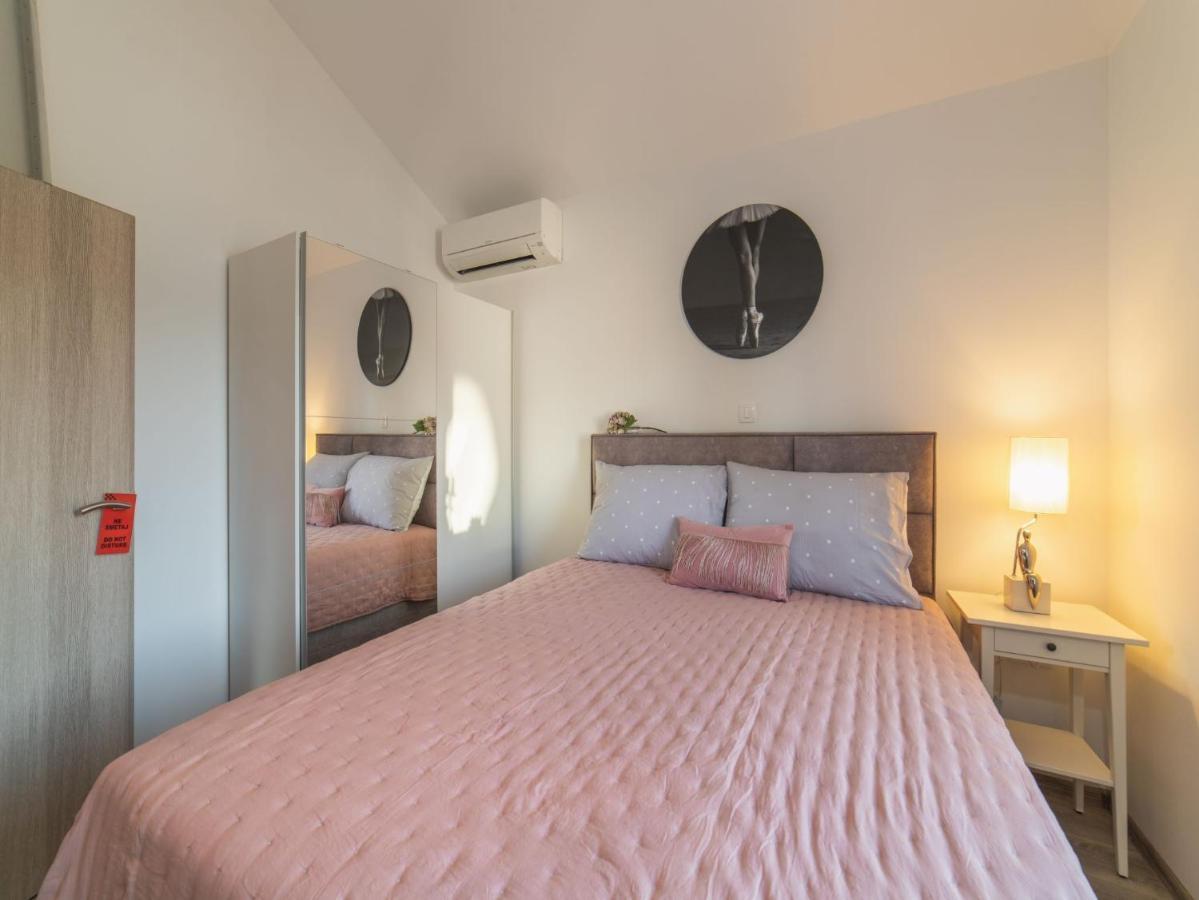 Apartment Fiora Kastela Bagian luar foto