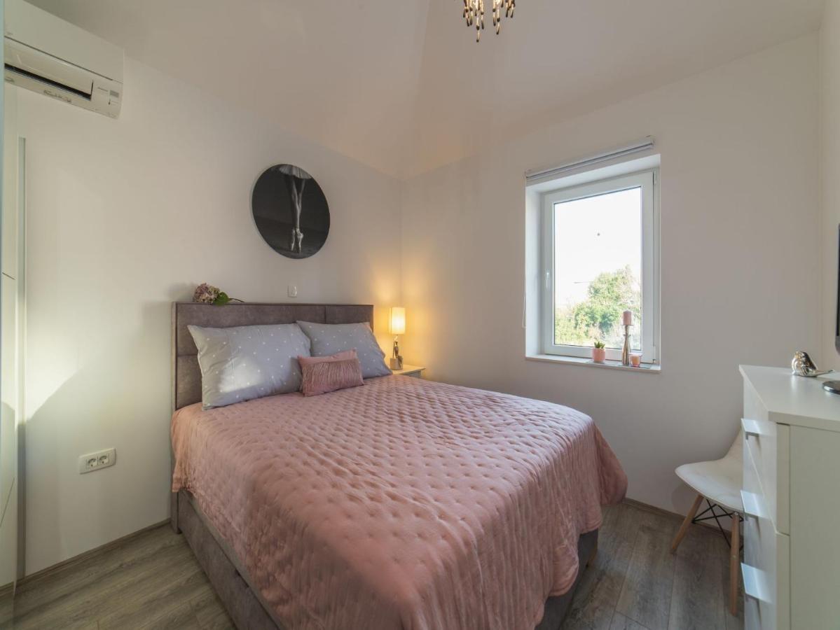 Apartment Fiora Kastela Bagian luar foto