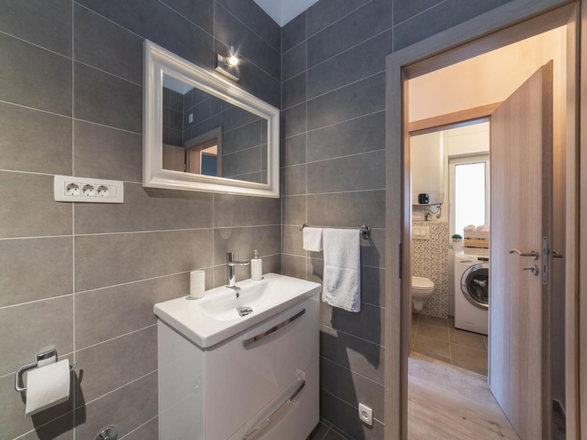 Apartment Fiora Kastela Bagian luar foto